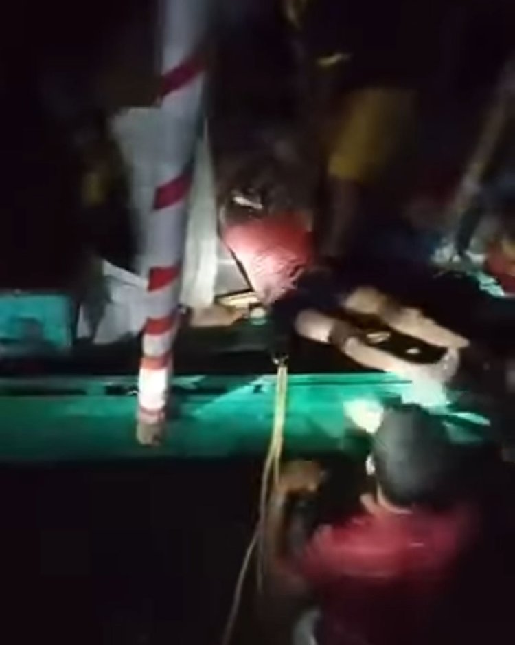 দুর্ঘটনাস্থল থেকে হতাহতদের উদ্ধার করে স্থানীয়রা। ছবি: সংগৃহীত