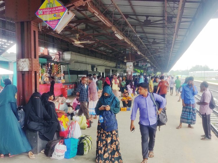 উল্লাপাড়া রেলওয়ে স্টেশনে অপেক্ষমাণ শত শত যাত্রী। আজ সকাল ১০টায় তোলা। ছবি: আজকের পত্রিকা