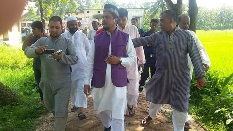 তৎকালীন আওয়ামী লীগের সাবেক সংসদ সদস্য নদভীর সঙ্গে বিএনপি নেতা রফিকুল আলম। ছবি: সংগৃহীত