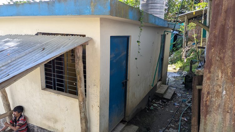 অব্যবহৃত অবস্থায় পড়ে আছে গণশৌচাগার। ছবি: আজকের পত্রিকা
