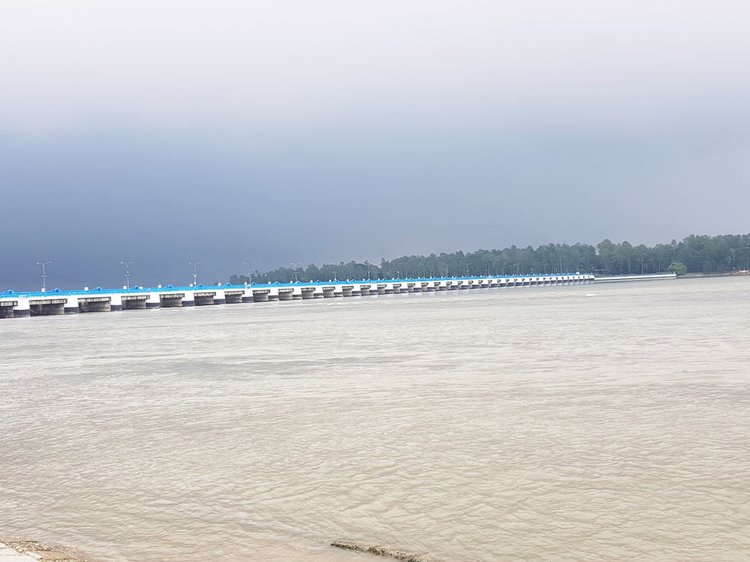 আজ সকাল ৯টার দিকে ডালিয়া পয়েন্টে নদীর পানি বিপৎসীমার ৫ সেন্টিমিটার ওপর দিয়ে প্রবাহিত হয়। ছবি: আজকের পত্রিকা