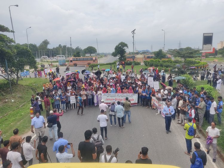 যমুনা সেতুর পশ্চিম পাড়ে সিরাজগঞ্জ মহাসড়কে ব্লকেড কর্মসূচি। ছবি: আজকের পত্রিকা
