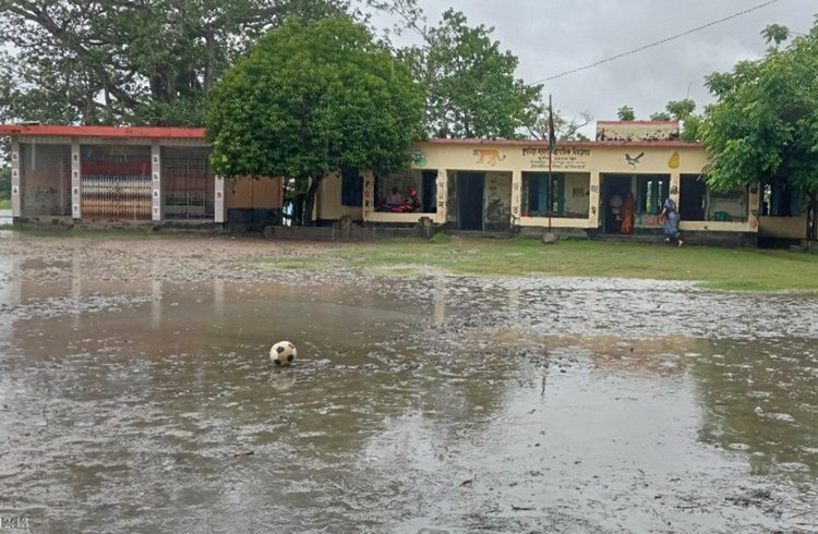 আড়াই লাখ টাকা বরাদ্দে মাঠ ভরাটের পর মনিরামপুরে কুচলিয়া সরকারি প্রাথমিক বিদ্যালয়ের চিত্র। ছবিটি গেল সপ্তাহে তোলা। ছবি: আজকের পত্রিকা