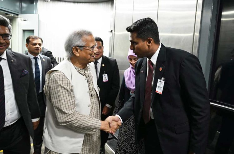 মালয়েশিয়া পৌঁছে গেছেন প্রধান উপদেষ্টা। ছবি: প্রেস উইং