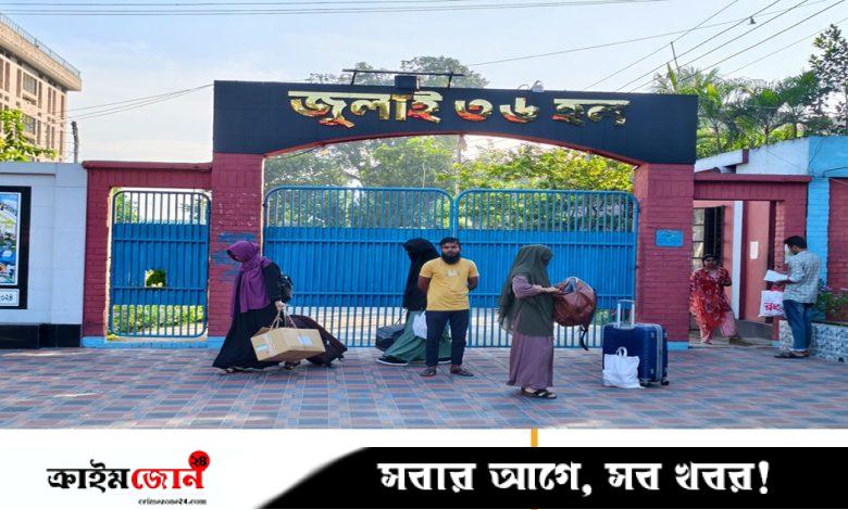 বাকৃবিতে অনির্দিষ্টকালের ছুটি, সকাল থেকে হল ছাড়ছেন শিক্ষার্থীরা