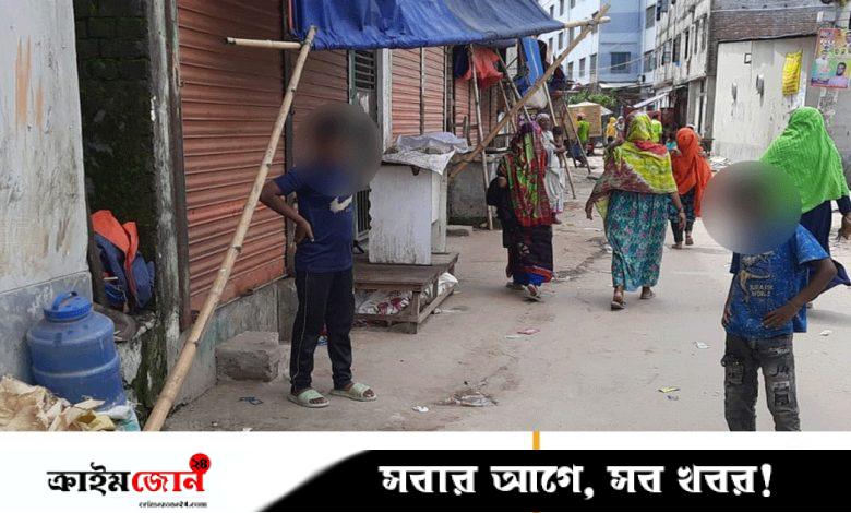 প্রেমিকা-প্রেমিককে নির্যাতন করছিল কিশোর গ্যাং, উদ্ধারে গেলে মরিচের গুঁড়া ছিটিয়ে পুলিশকে এলোপাতাড়ি কোপ