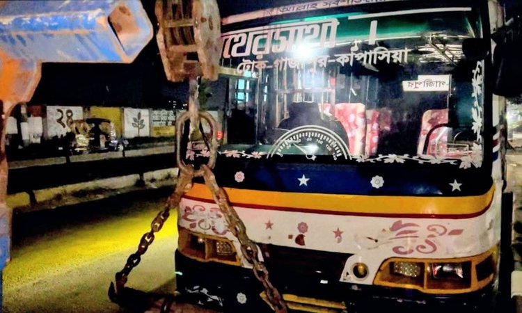 গাজীপুরে বাসচাপায় নওগাঁ ডিবির ওসি নিহত, স্ত্রী গুরুতর