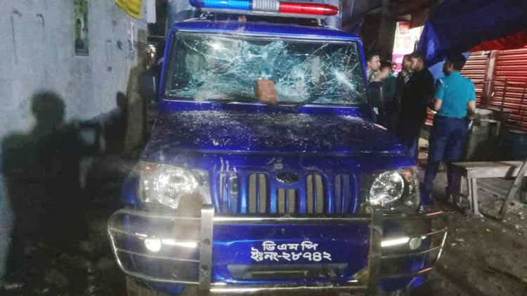 প্রেমিকা-প্রেমিককে নির্যাতন করছিল কিশোর গ্যাং, উদ্ধারে গেলে মরিচের গুঁড়া ছিটিয়ে পুলিশকে এলোপাতাড়ি কোপ