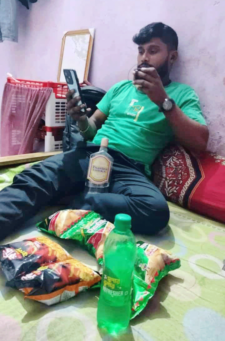 প্রেমিকা-প্রেমিককে নির্যাতন করছিল কিশোর গ্যাং, উদ্ধারে গেলে মরিচের গুঁড়া ছিটিয়ে পুলিশকে এলোপাতাড়ি কোপ