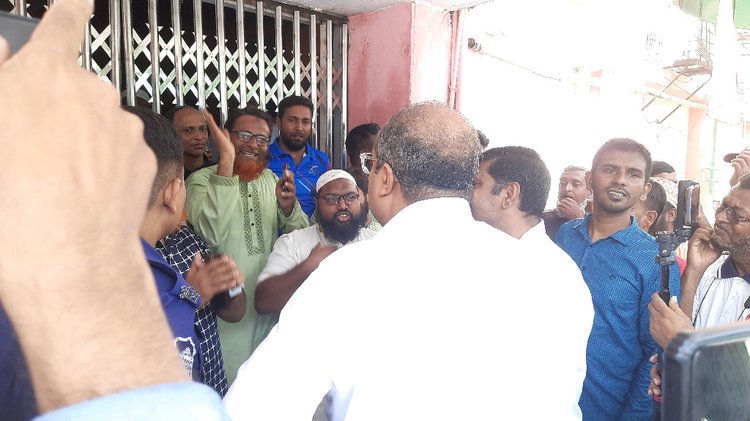 বাগেরহাটে ৪টি আসন পুনর্বহালের দাবিতে চলছে হরতাল, জেলা নির্বাচন অফিসে তালা