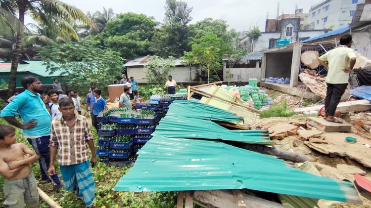 কক্সবাজারের বাঁকখালী নদীর তীরে অবৈধভাবে নির্মিত স্থাপনা উচ্ছেদ করা হয়। আজ দুপুরে কস্তুরাঘাট এলাকায়। ছবি: আজকের পত্রিকা