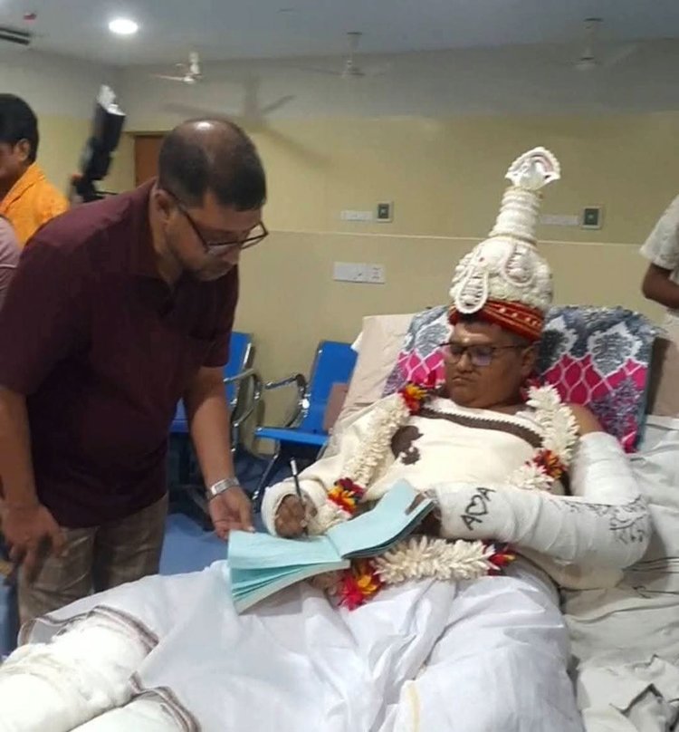 ভাঙা হাত-পা নিয়ে হাসপাতালে বিয়ে, মানিকগঞ্জের যুগলের কাণ্ড ভাইরাল