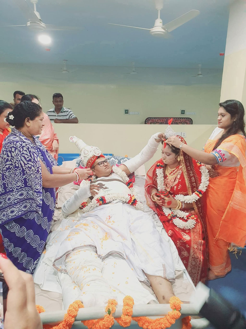 ভাঙা হাত-পা নিয়ে হাসপাতালে বিয়ে, মানিকগঞ্জের যুগলের কাণ্ড ভাইরাল