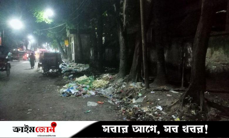 বরিশালে জেলখানার মোড় ও নাজীর পোলের মাঝে দুর্গন্ধ, ময়লা ফেলার কারণে ভোগান্তি
