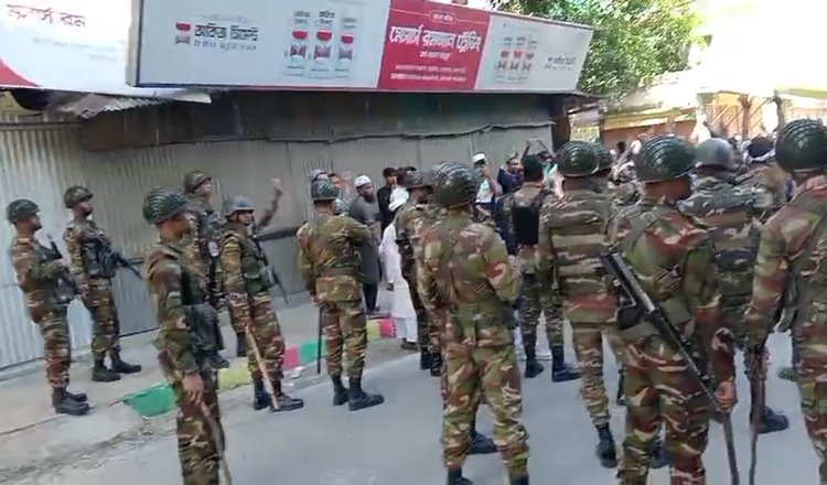 গোয়ালন্দে ‘নুরাল পাগলার’ লাশ তুলে পুড়িয়ে দিল বিক্ষুব্ধরা, আহত অর্ধশত