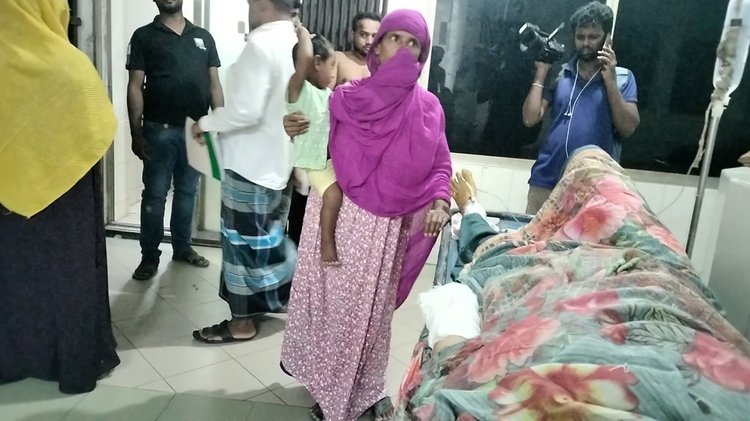 ফরিদপুর মেডিকেল হাসপাতালে আহত ব্যক্তিরা। ছবি: আজকের পত্রিকা