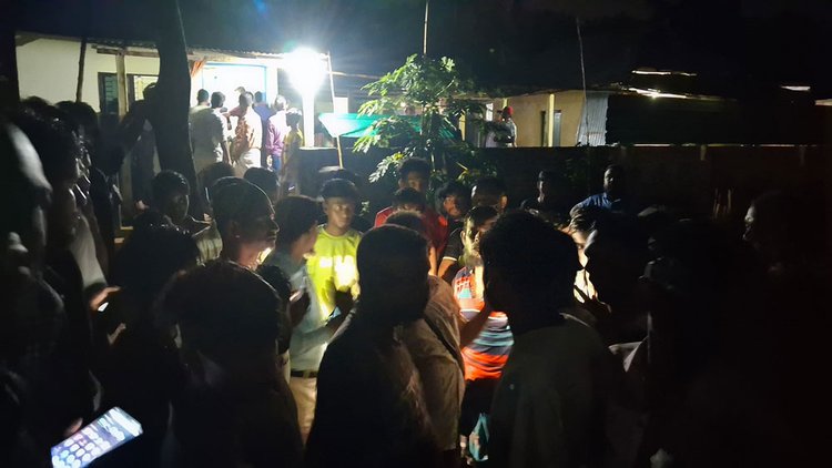 শ্রীপুর উপজেলার বরামা চৌরাস্তা এলাকায় বিক্ষুব্ধ জনতা ও ব্যবসায়ীরা জহিরুল ইসলাম লিটনের বাড়ি ঘেরাও করে তাঁকে গ্রেপ্তারের দাবি জানান। ছবি: আজকের পত্রিকা